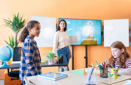 Sada postranních magnetických bílých tabulí 65" s keramickým povrchem pro stojany interaktivních displejů Vogel´s RISE řady 2000