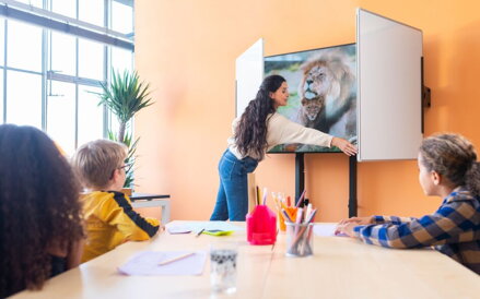 Sada postranních magnetických bílých tabulí 86" s keramickým povrchem pro stojany interaktivních displejů Vogel´s RISE řady 2000